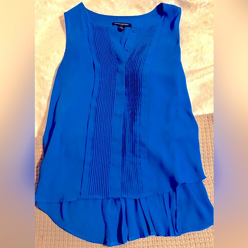 💙 Banana Republic - flattering on all!  cobalt blue sleeveless blouse - Sm…
